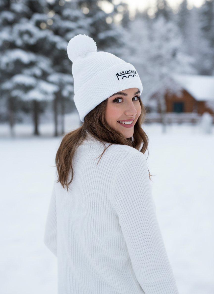 Berretto originale Pom Pom indossato da una ragazza in montagna