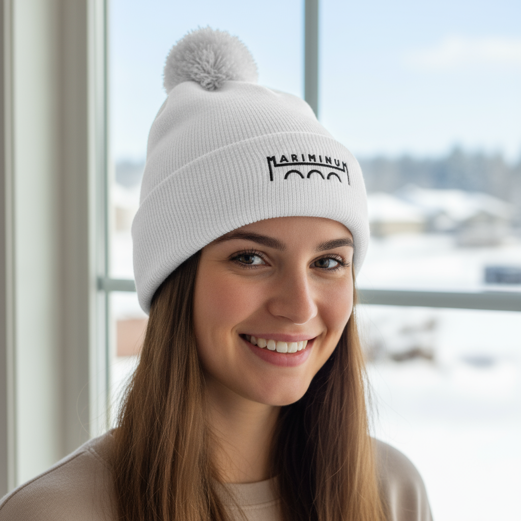 Berretto originale Pom Pom indossato da una ragazza mentre sorride