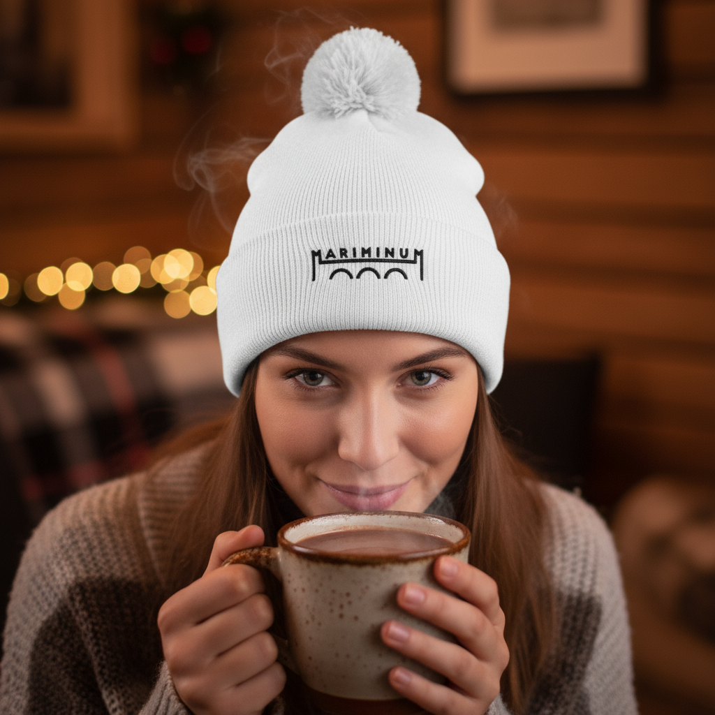 Berretto originale Pom Pom indossato da una ragazza mentre beve una cioccolata calda